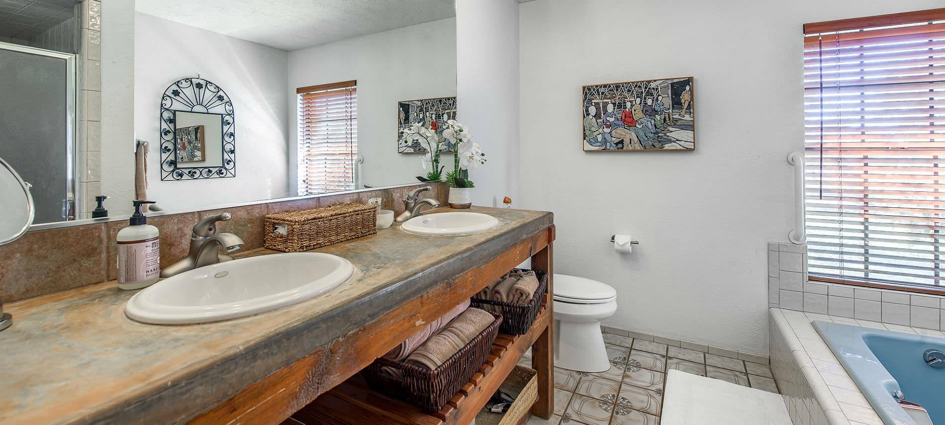 Picture of the bathroom.